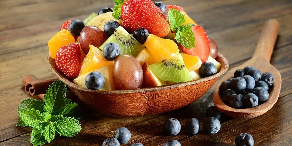 Фруктовый салат с ягодами. Мытье фруктов. Апельсин. Orange cut. Диетические фрукты.