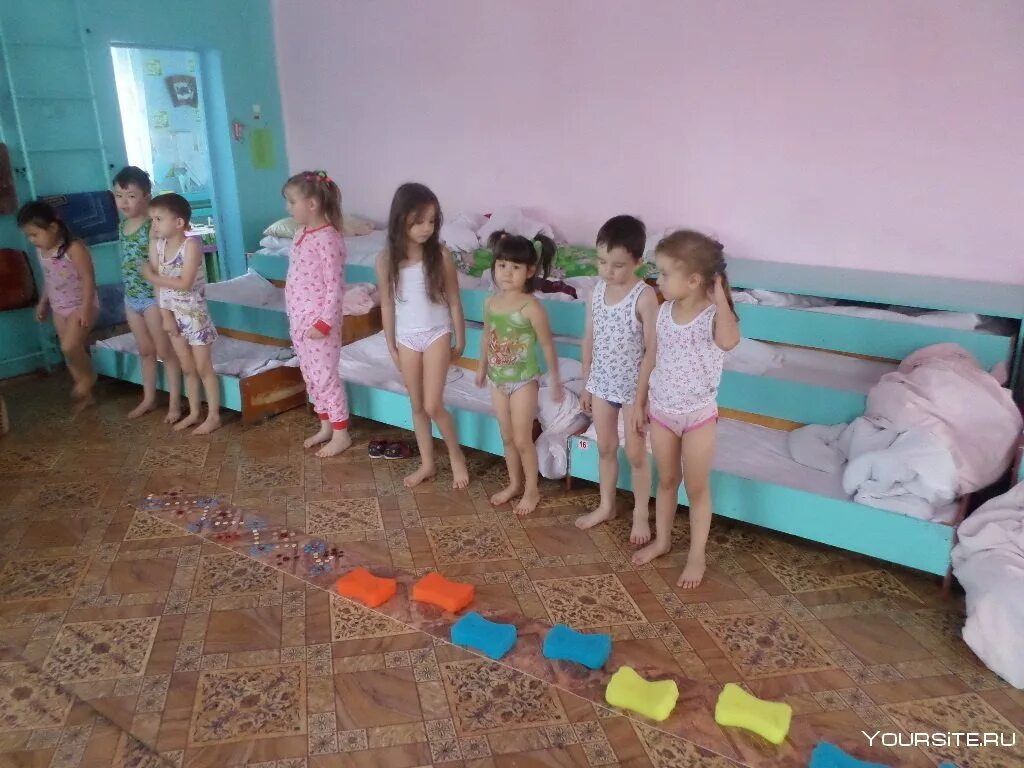 Раздевание в детском саду. Гимнастика после сна в детском саду. девочки в детском саду. детский сад после сна. дети после сна в детском саду.