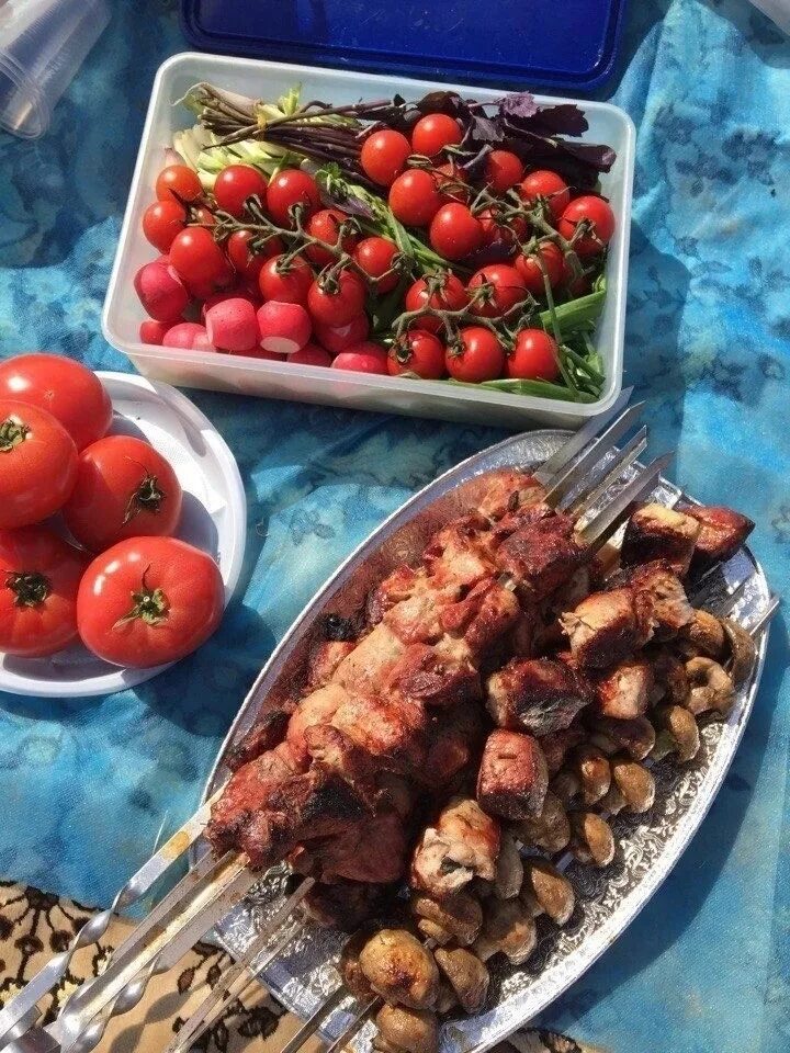 Шашлык баннер. Шашлык вид сверху. Мцвади хоровац. Шашлычная диета меню. Диетический шашлык.