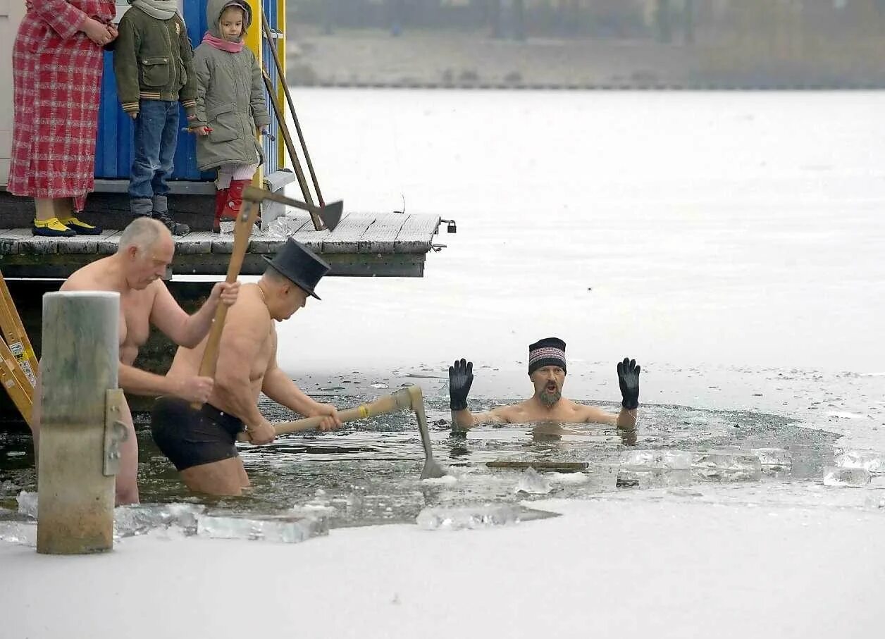 Прикольные поздравления с крещением. Крещение весело. Крещение приколы. Крещение приколы. Крещенские купания +18.