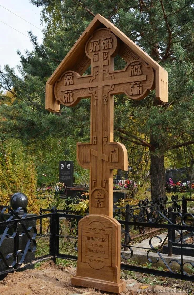 Какой крест должен быть на памятнике. Крест православный Могильный деревянный. Православный Могильный крест памятник. Дубовый резной Могильный крест. Старообрядческий Могильный крест.