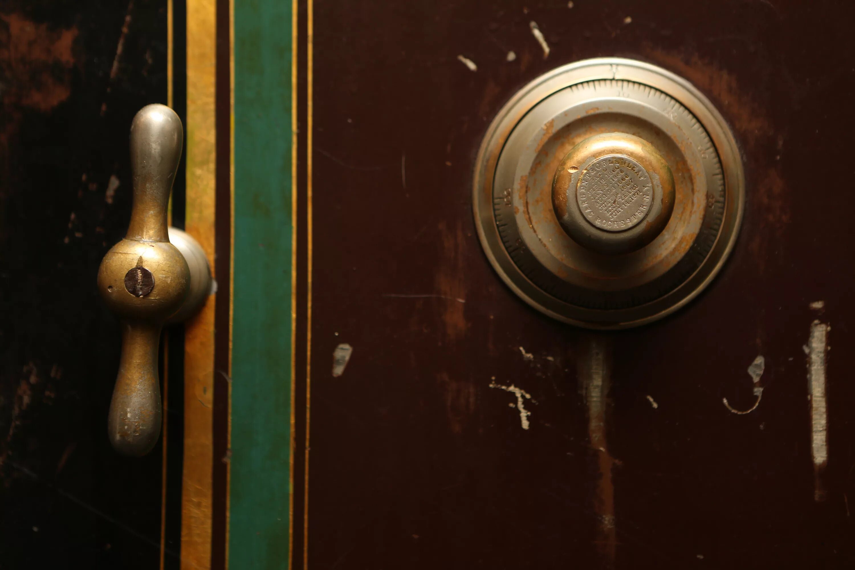 Старый дверной звонок. Звонок в дверь. Старинные дверные звонки. Звонок входной двери. Звонит дверной звонок