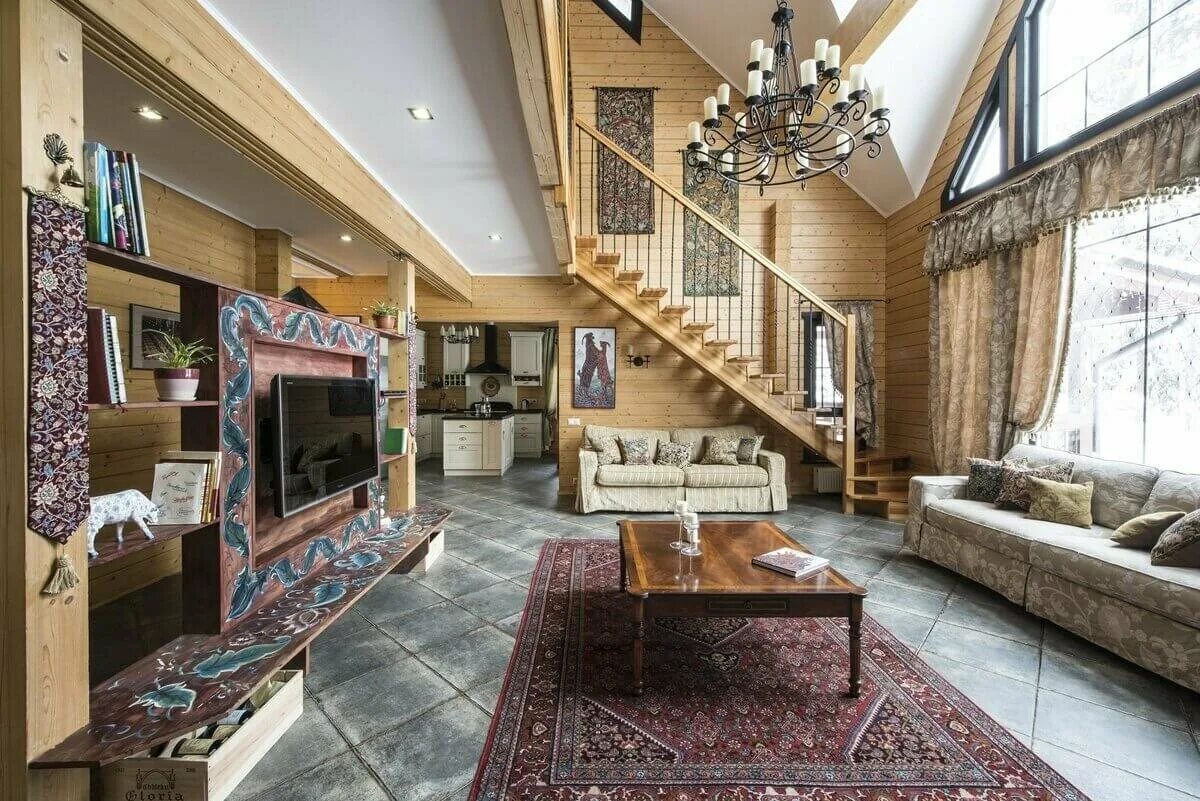 естественное освещение. интерьер гостиной с лестницей. комната со вторым светом. гостиная со вторым светом. естественное освещение в доме.