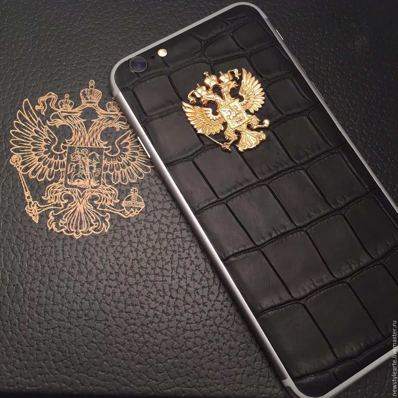 Корпус iphone 6 кожа. Чехол Rammstein iphone 6s. Эксклюзивные чехлы для телефонов. Эксклюзивные чехлы на айфон. Чехол номер телефона