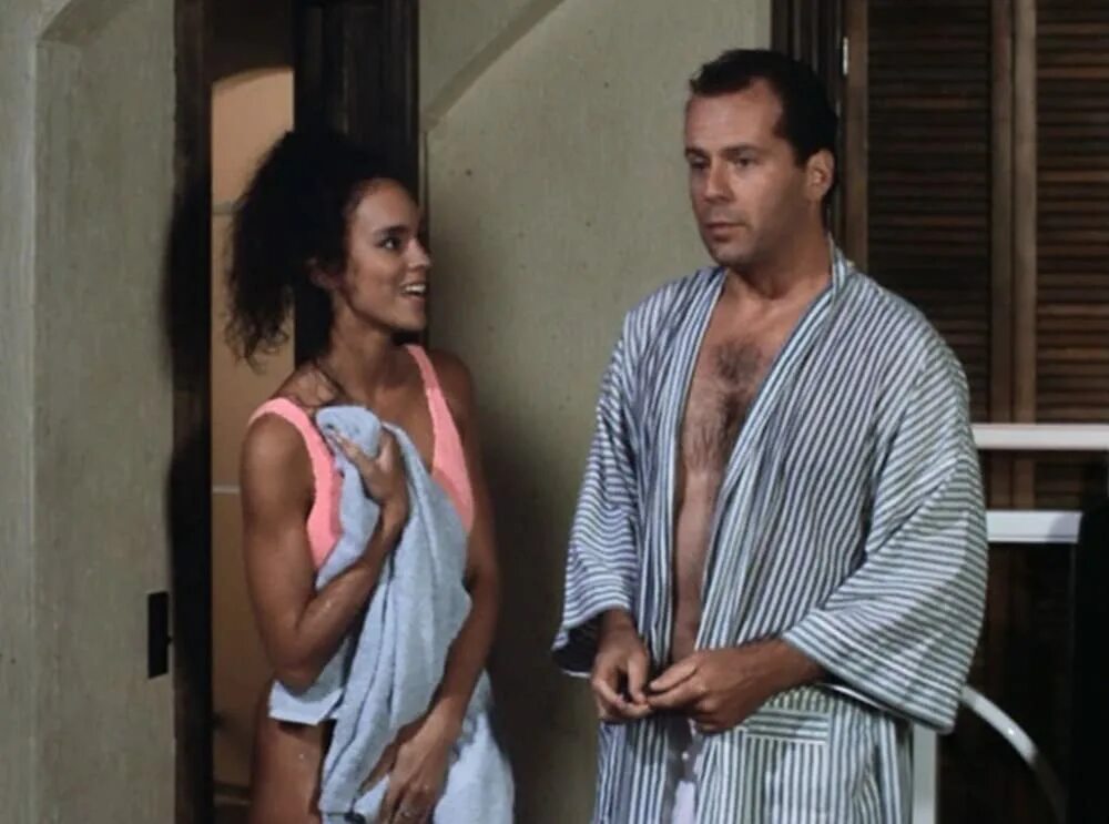 Затмения 1985. Лунное затмение 8 ноября. Лунное затмение фото. Солнечное затмение 2022 в челябинске. Затмения 1985.