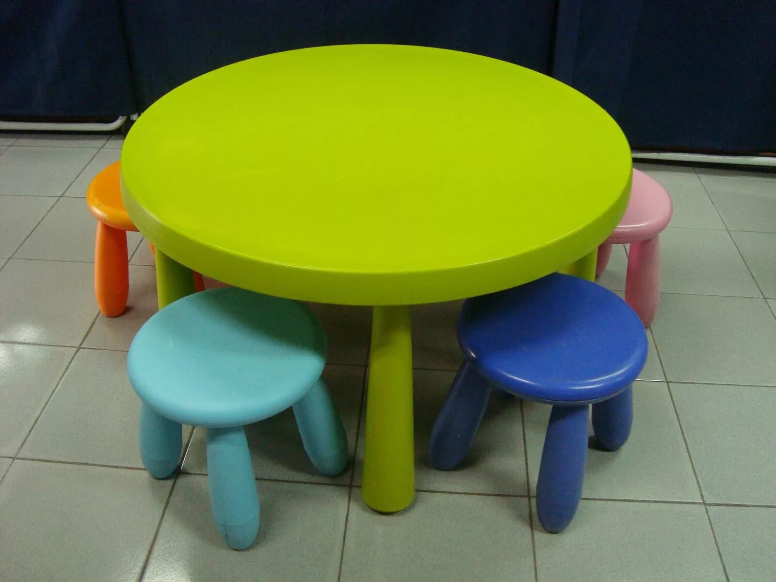 Круглый стол для детского сада. Детский столик и стульчик ikea маммут. Стол круглый детский. Детские столы круглые. Стол детский овальный.