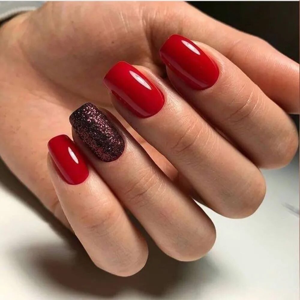 маникюр с красным цветом. красный маникюр на средние ногти. ногти красные вязаные. красный маникюр на короткие ногти модные тенденции. красивый маникюркрамный.