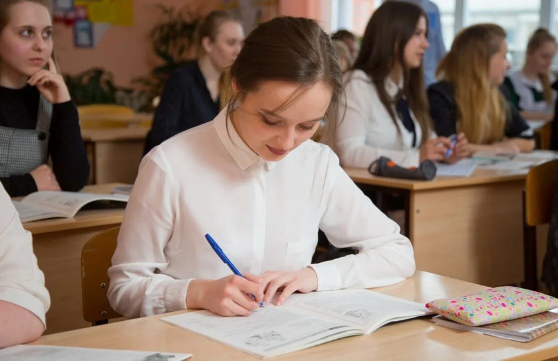 Девятиклассники сдают экзамены. Ученик на экзамене. Школьники на экзамене. Выпускные экзамены. Школьники на ЕГЭ.