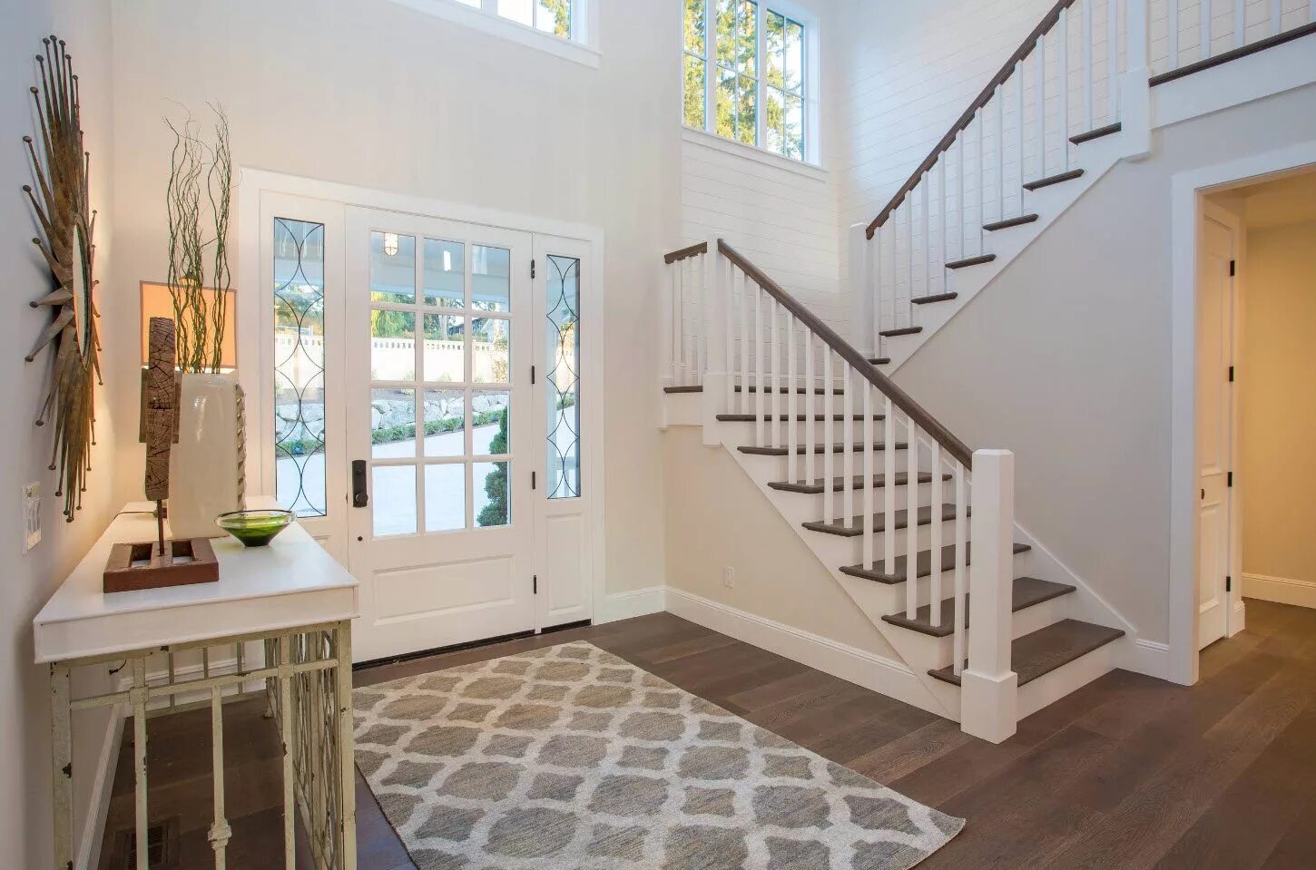 Лестница деревянная двухмаршевая. Лестница над входной дверью. Деревянные дверки для лестницы. Деревянные лестницы в частном доме. Дверь на лестницу.