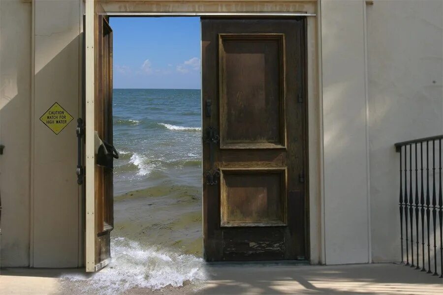 Отворяю дверь передо мной большая. Открытая дверь. Дверь в море. Море за дверью. Открой дверь.