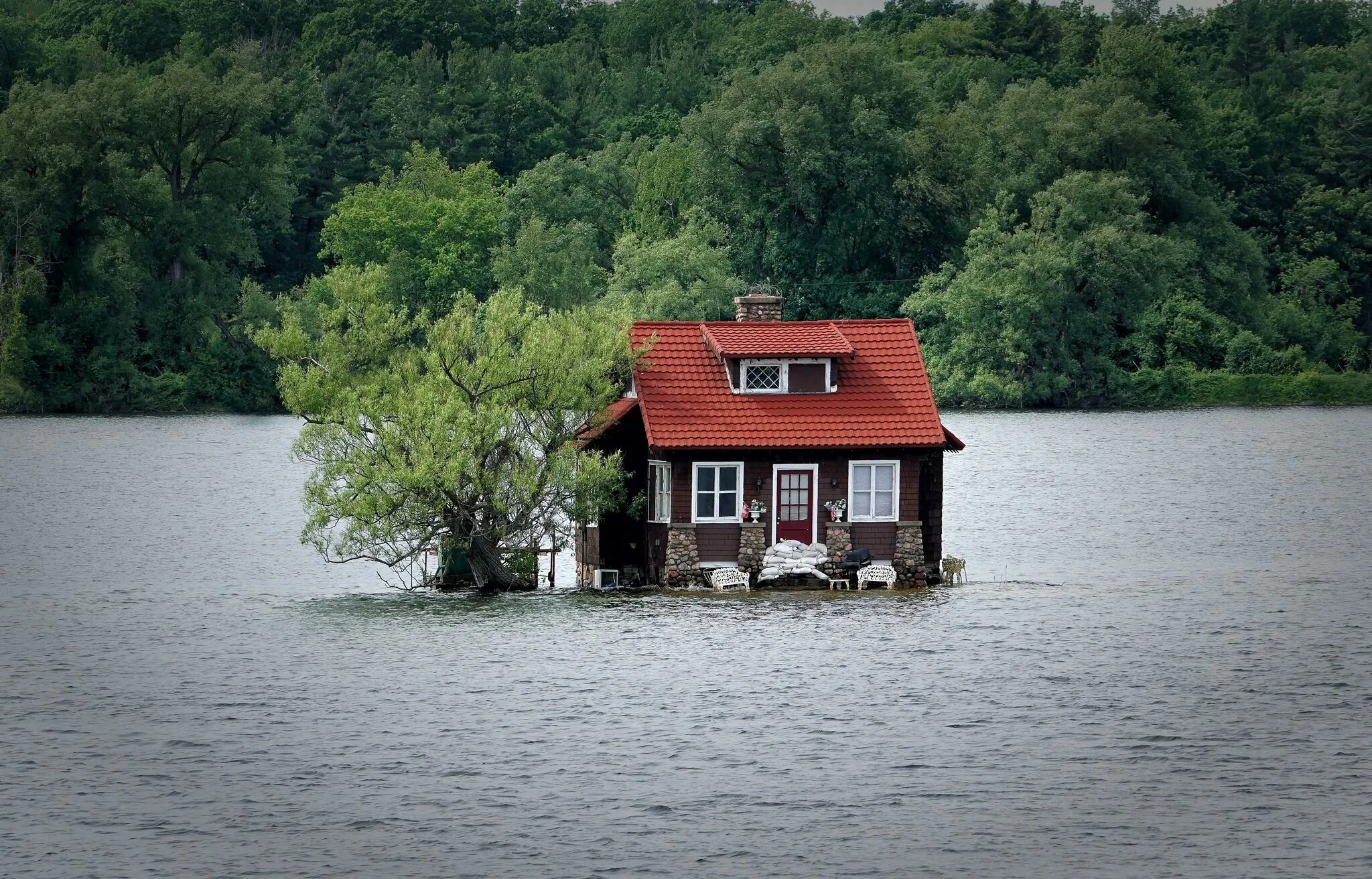 Just island. Остров just Room enough Island. Джаст-рум-энаф-Айленд остров. Самый маленький Обитаемый остров на реке Святого Лаврентия. Архипелаг тысяча островов на реке Святого Лаврентия.