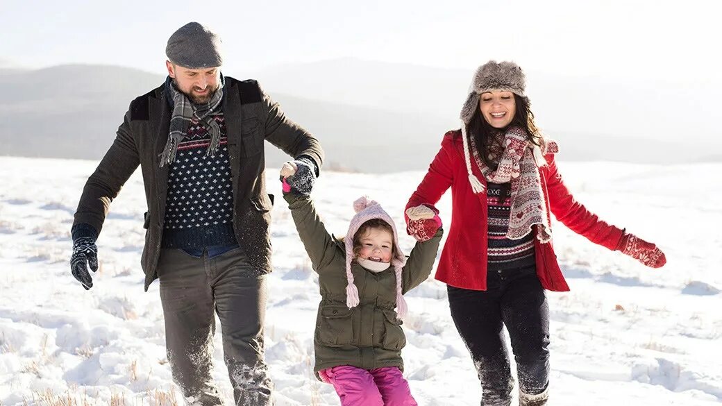 Влюбленные зимой. Семья в снегу. Сноу ярдс темка. Семья зима. Go tobogganing.