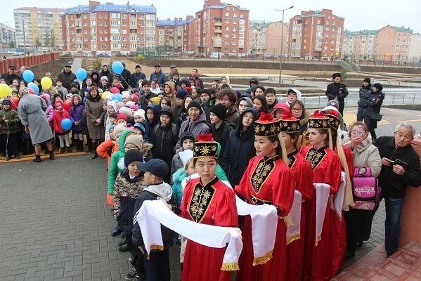 Гимназия зая Пандиты. Калмыцкая этнокультурная гимназия. Праздник девятого микрорайона Элисты. 7 Микрорайон Элиста. Микрорайон 9 мая