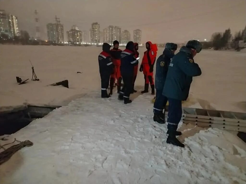 Мальчик провалился в прорубь. Мальчик провалился под лед. Ребенок провалился под лед. Утонул в неве