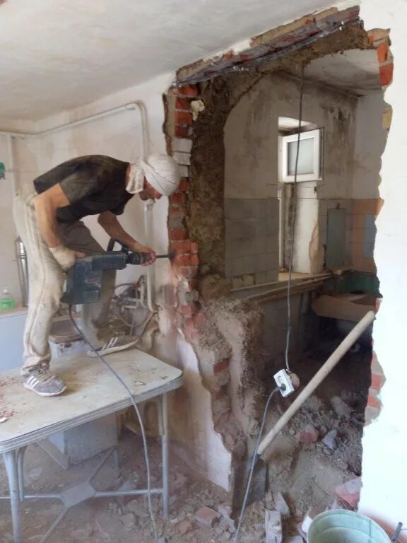 Ломаем стены в квартире. Ломает стену. Как разбить стену. Как разбить стену. Сломанная стена в квартире.