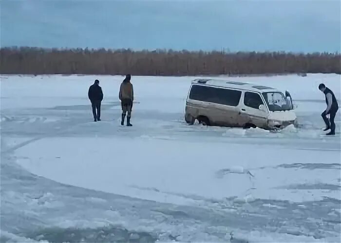 Якутск река Лена переправа. Якутия переправа через реку Лена. Ледовая переправа через реку Лена Якутия. Переправа Лена Якутск. Якутск закрыт