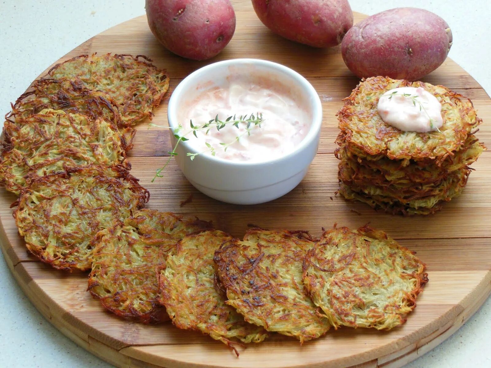 Драники с сыром и колбасой. Драники и хашбраун. Китайкин драники. Готовые драники. Необычные драники.