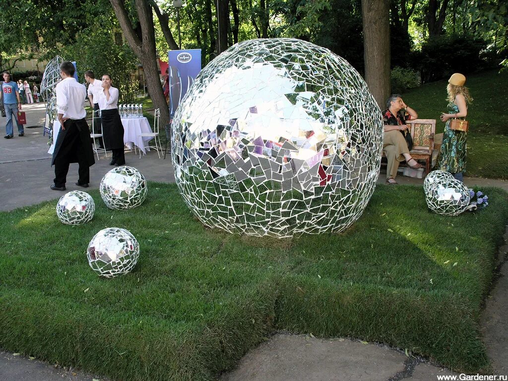 Купить шар для сада. Декоративные шары для ландшафта. Металлические шары в ландшафте. Шар для украшения сада. Зеркальные шары в ландшафте.