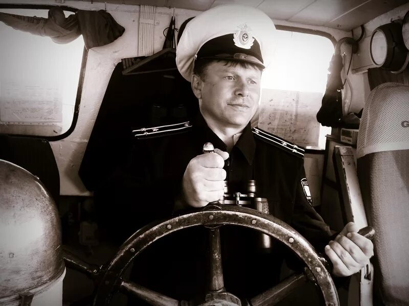 Грей стоял у штурвала. Капитан Кабардуков. Моряк за штурвалом. Капитан за штурвалом корабля. За штурвалом.