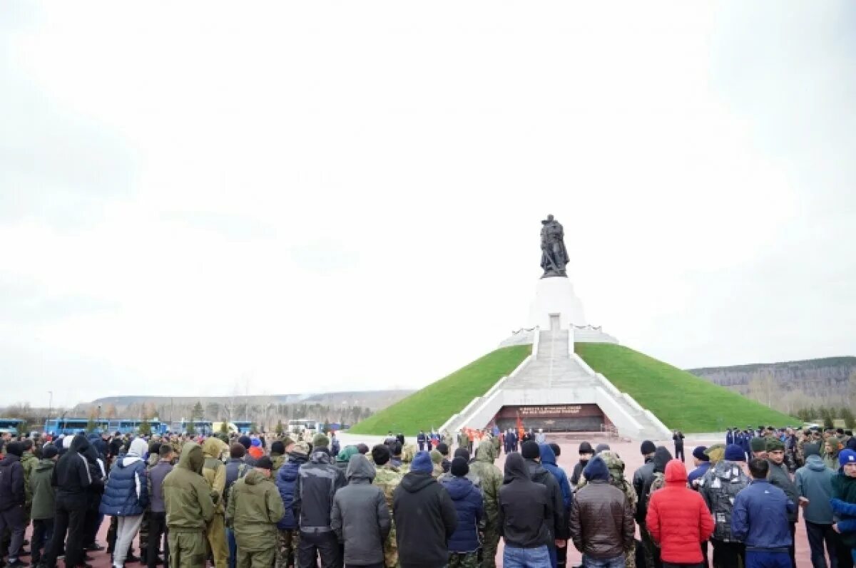 Мемориал воину-освободителю (кемерово). Мемориальный комплекс героям сибирякам в кемерово. Мемориал воину-освободителю в кузбассе. Монумент воину освободителю в кемерово. Кемерово памятник воинам кузбассовцам.
