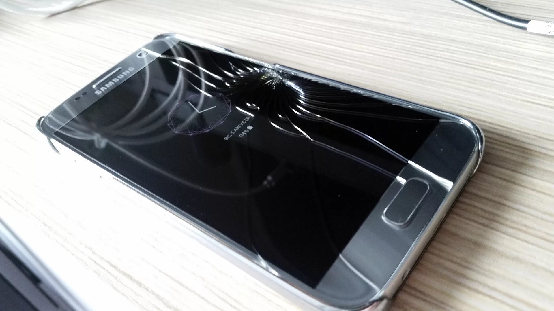 Самсунг с разбитым стеклом. Разбитый экран самсунг. Разбитый телефон. Разбитый телефон Samsung.