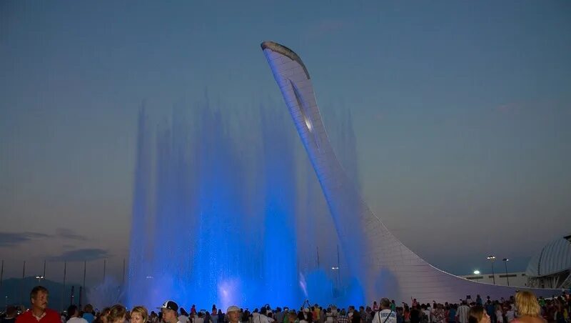 Олимпийский фонтан Сочи. Фонтан в Олимпийском парке. Поющие фонтаны в Адлере. Сочи фонтан с дельфинами.