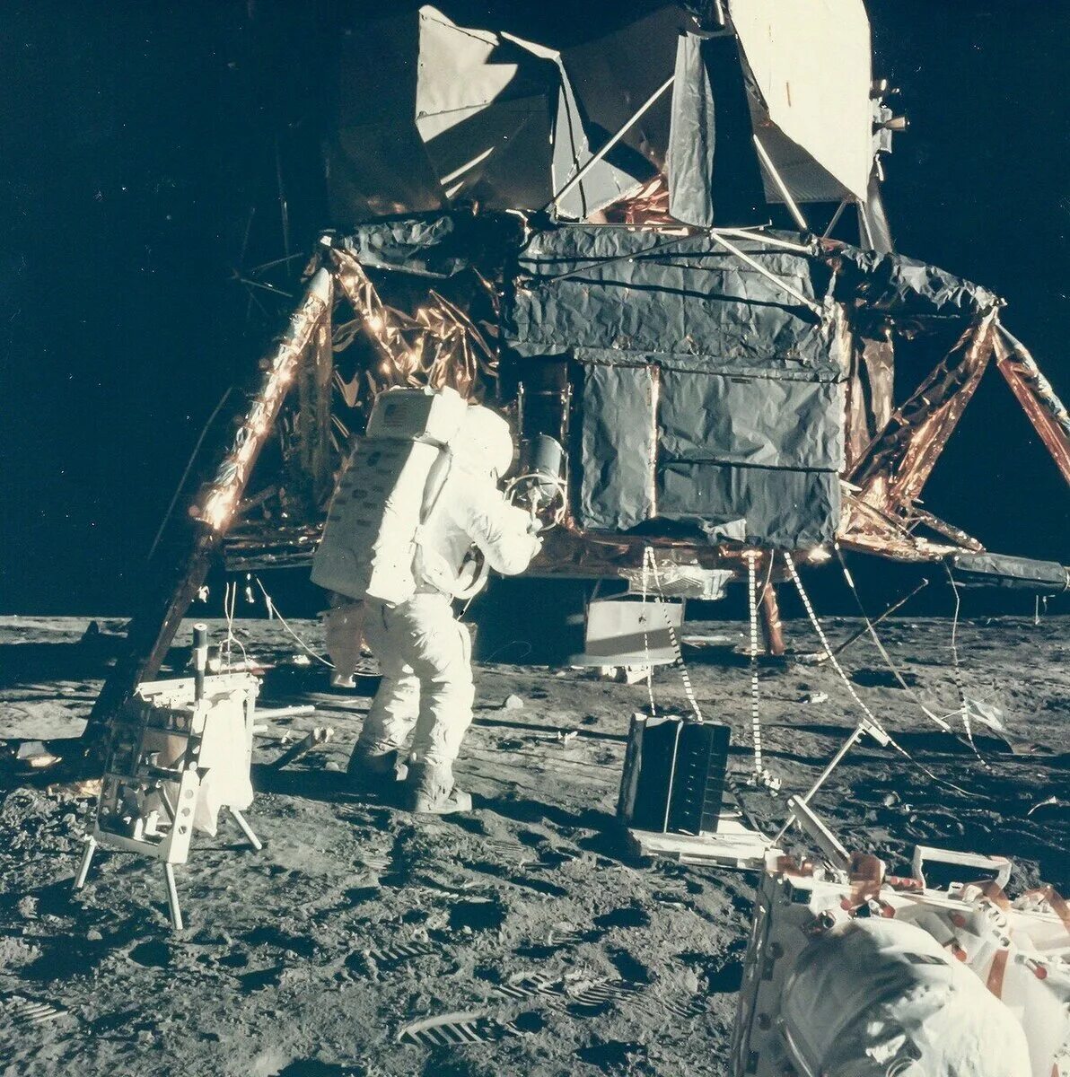 11 Декабря 1972 г экипаж Аполлона-17. Аполлон - 17 1972. Аполлон 17 на Луне 1972. Экипаж Аполлон 11. Ступил на поверхность луны