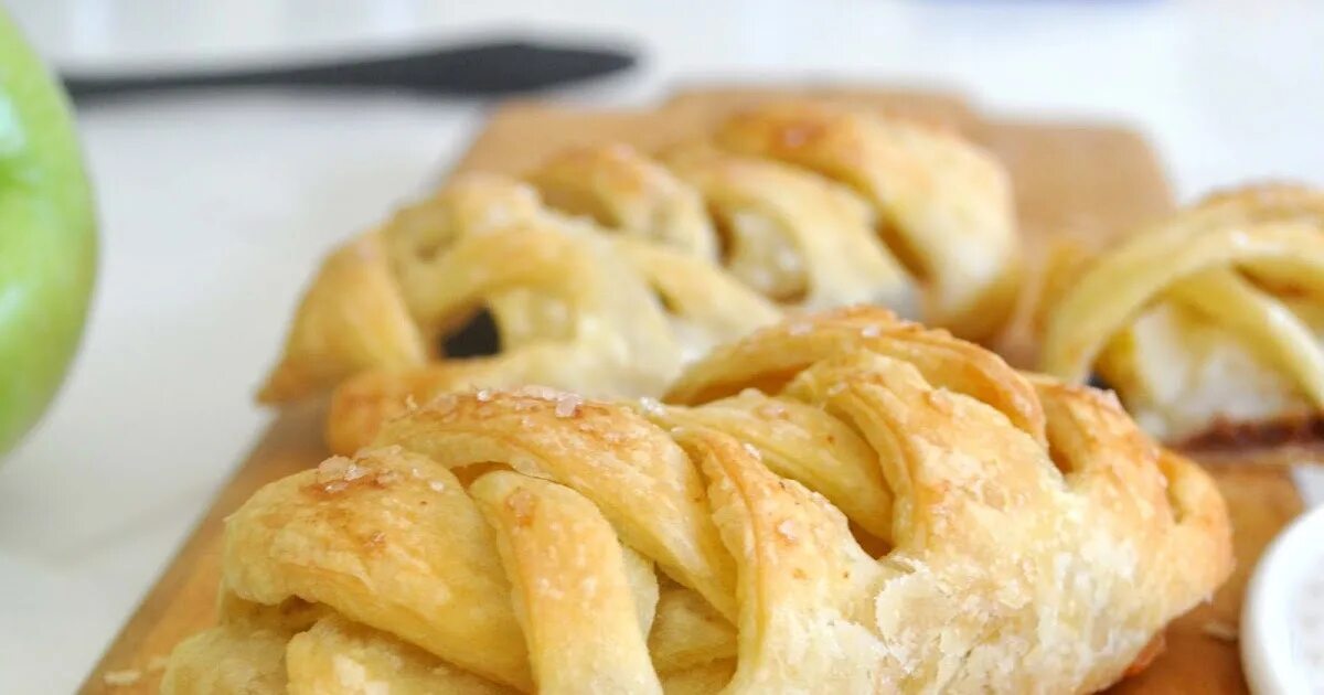 Рецепт слоек с яблоками из готового. Apple Strudel из слоеного теста. Штрудель из слоеного дрожжевого теста. Штрудель с яблоками порционный. Штрудель с яблоками из дрожжевого теста.