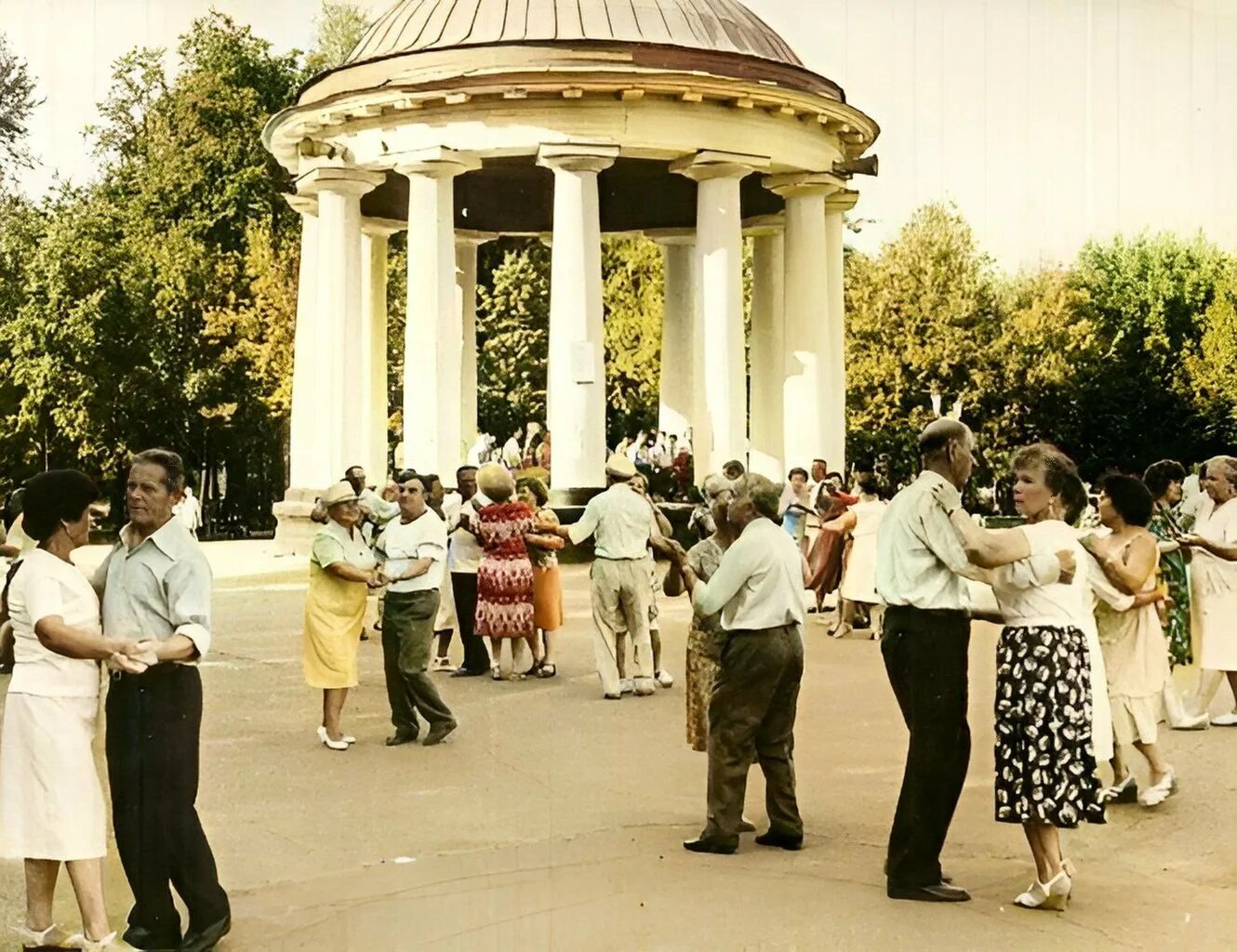 Парки советского времени. Парк Горького Пермь 70е. Ротонда Пермь Горьковский парк. Парк Горького 1950-е Москва. Ротонда в парке им Горького Пермь.