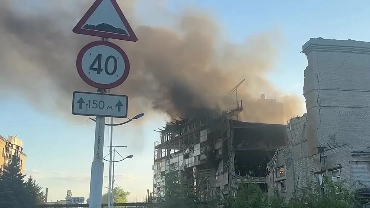 Луганск куда прилетело. Луганск куда прилетело. Луганск куда прилетело. Луганск куда прилетело. Луганск обстрел завода.