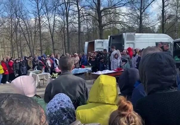 Похороны детей в орше видео. Похороны детей убитых в детском саду. похороны детей в вешкайме.