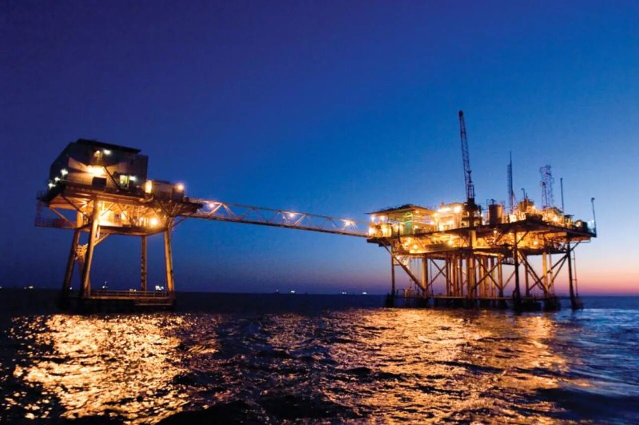 Ресурсы в море добыча. Балтийское море нефть. морская добыча нефти. добыча полезных ископаемых в море. нефтедобывающая платформа.