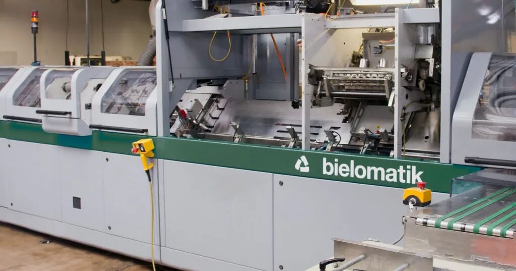 Оборудование для изготовления тетрадей. Печатная машина Bielomatik. Bielomatik на заводе. Bielomatik система смазки. Автоматическая линия производства тетрадей.