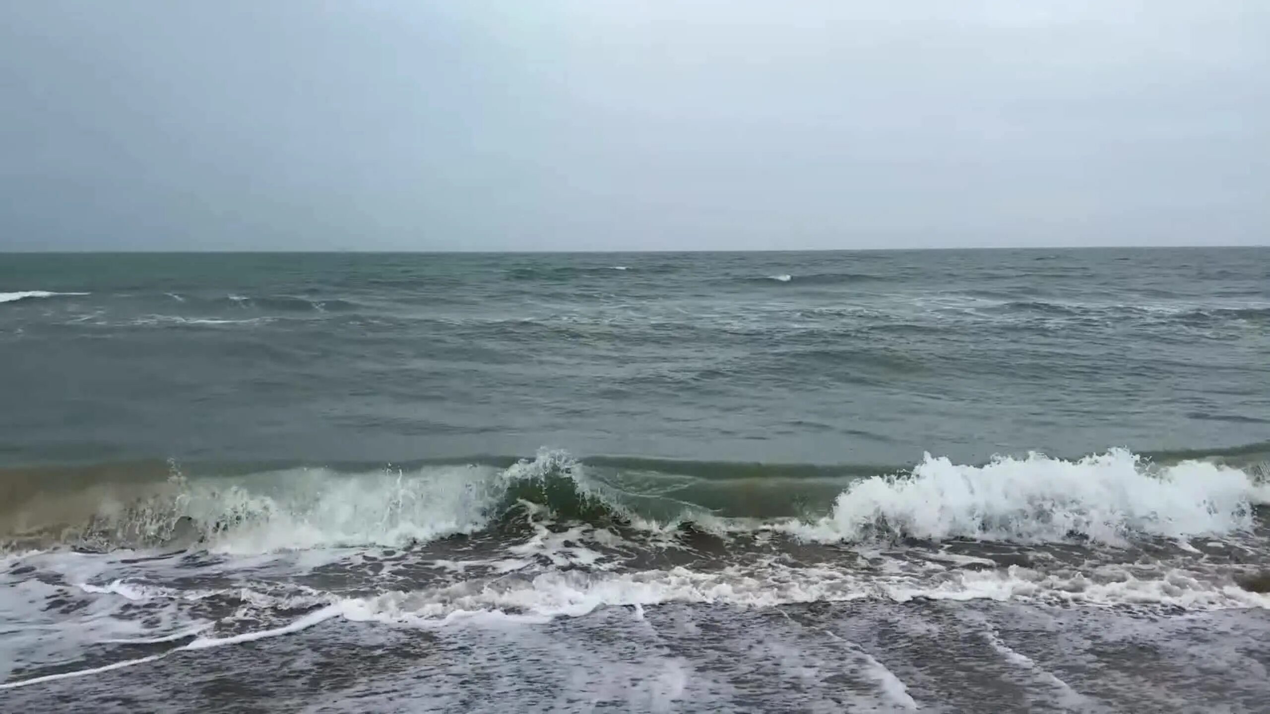 Ветер волны раздувает. Море, волны. Море шторм. Дождь на море. Море шторм дождь Абхазия.