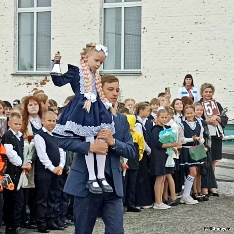 День знаний в беларуси. 2024 1 сентября отменят форму. Единая школьная форма. 1 сентября день знаний школа. Фото школьника.