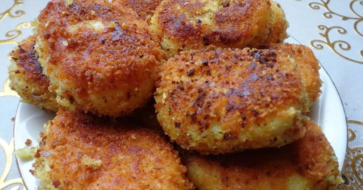 Что можно сделать из вчерашнего пюре. Пирожки из картофельного пюре. ленивые пирожки из картофельного пюре. постные картофельные пирожки.. пирожки из картофельного пюре на сковороде.