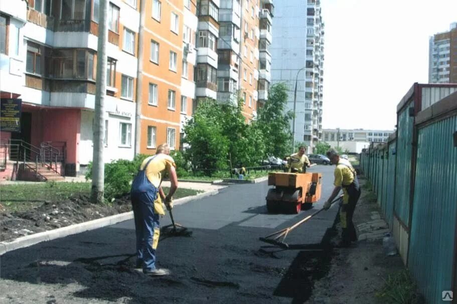 Асфальтовые дорожки на даче. Асфальт в частном доме. Асфальтирование пешеходной дорожки. Благоустройство асфальт. Асфальтирование.