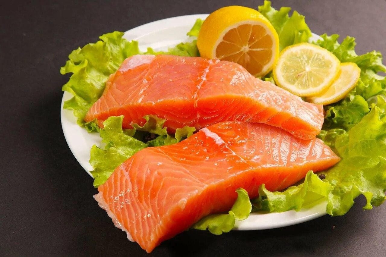 Сашими из нерки. Красная рыба на ночь. Красивый кусок красной рыбы. Красная рыба на ночь. Копченый лосось salmon.