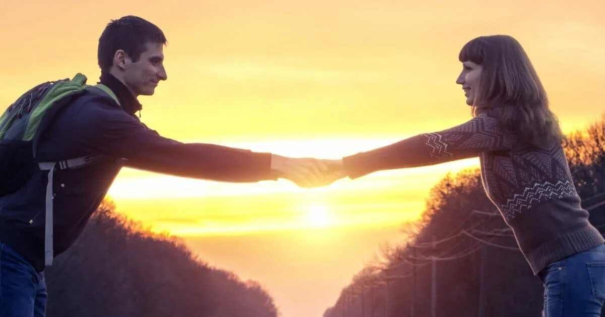 сайты с другом на расстоянии. люди на расстоянии. парень и девушка в разных городах. виртуальная любовь между мужчиной и женщиной. парень и девушка на расстоянии.