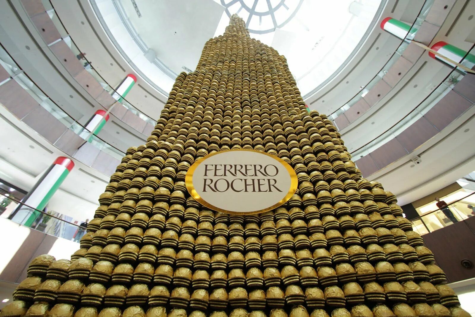 Самая большая цена. Ферреро Роше завод. Фабрика Ферреро в Италии. Ferrero Rocher завод. Самый большой Ферреро Роше.