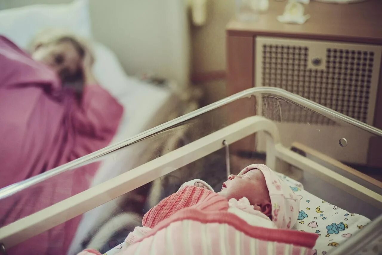 беременная женщина в палате. вертикальные роды в роддоме. женщины в палате роддома. женщина с ребенком в роддоме. роддом женщина родила.