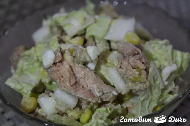 Салат с горбушей консервированной и яйцами и огурцами. Салат с горбушей консервированной и яйцами. Салат горбуша огурцы кукуруза. Салат горбуша огурцы кукуруза. Салат с горбушей консервированной и яйцами.
