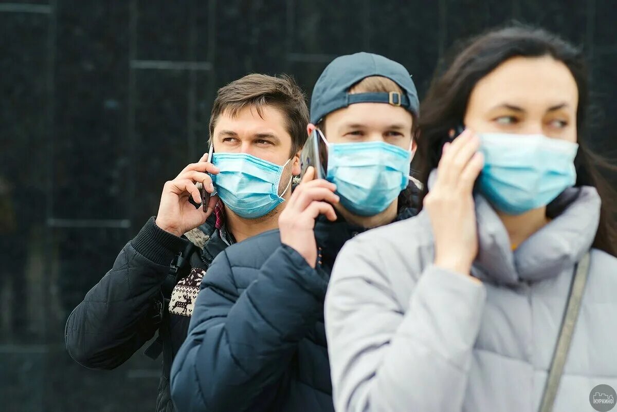 Пандемия ковид закончилась. Человек в маске. Много людей в масках медицинских. Пандемия маски. Человек в маске от пандемии.
