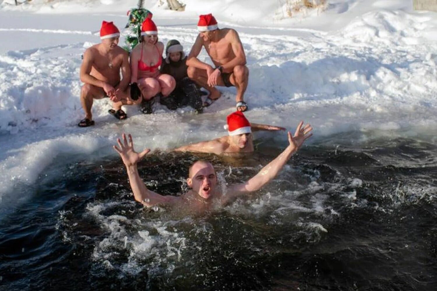 Люди купаются зимою. Купание зимой. Рождественские купания. Купание моржей. Моржи купаются.