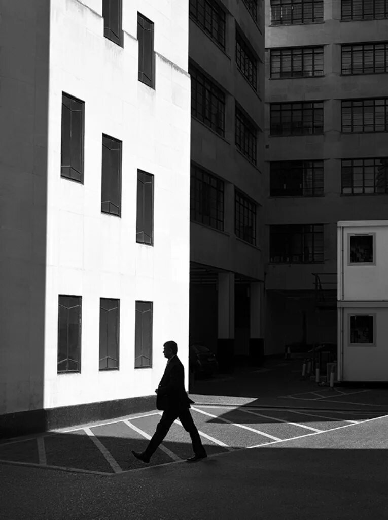 Контраст тени. Тень здания. тень от здания. контраст света и тени. тени в архитектуре.