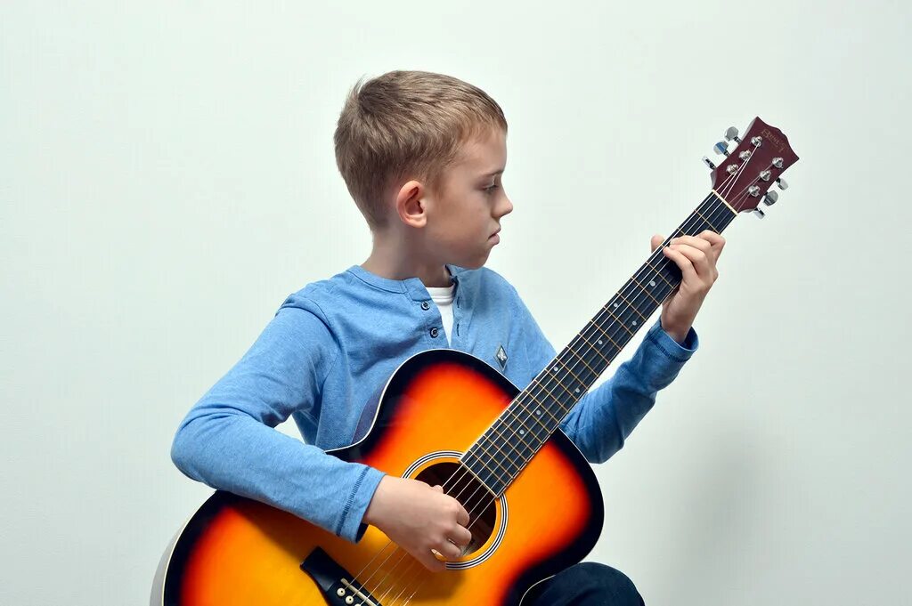 уроки гитары для детей видео. уроки на гитаре ярославль. уроки гитары для детей видео. играем на гитаре синуля. уроки игры на гитаре.