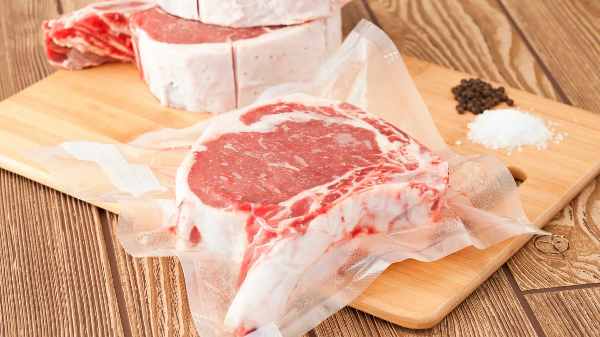 Мясо в вакуумной упаковке. Упаковка мясной продукции. Упаковка мяса в вакуумную упаковку. Как сохранить мясо без