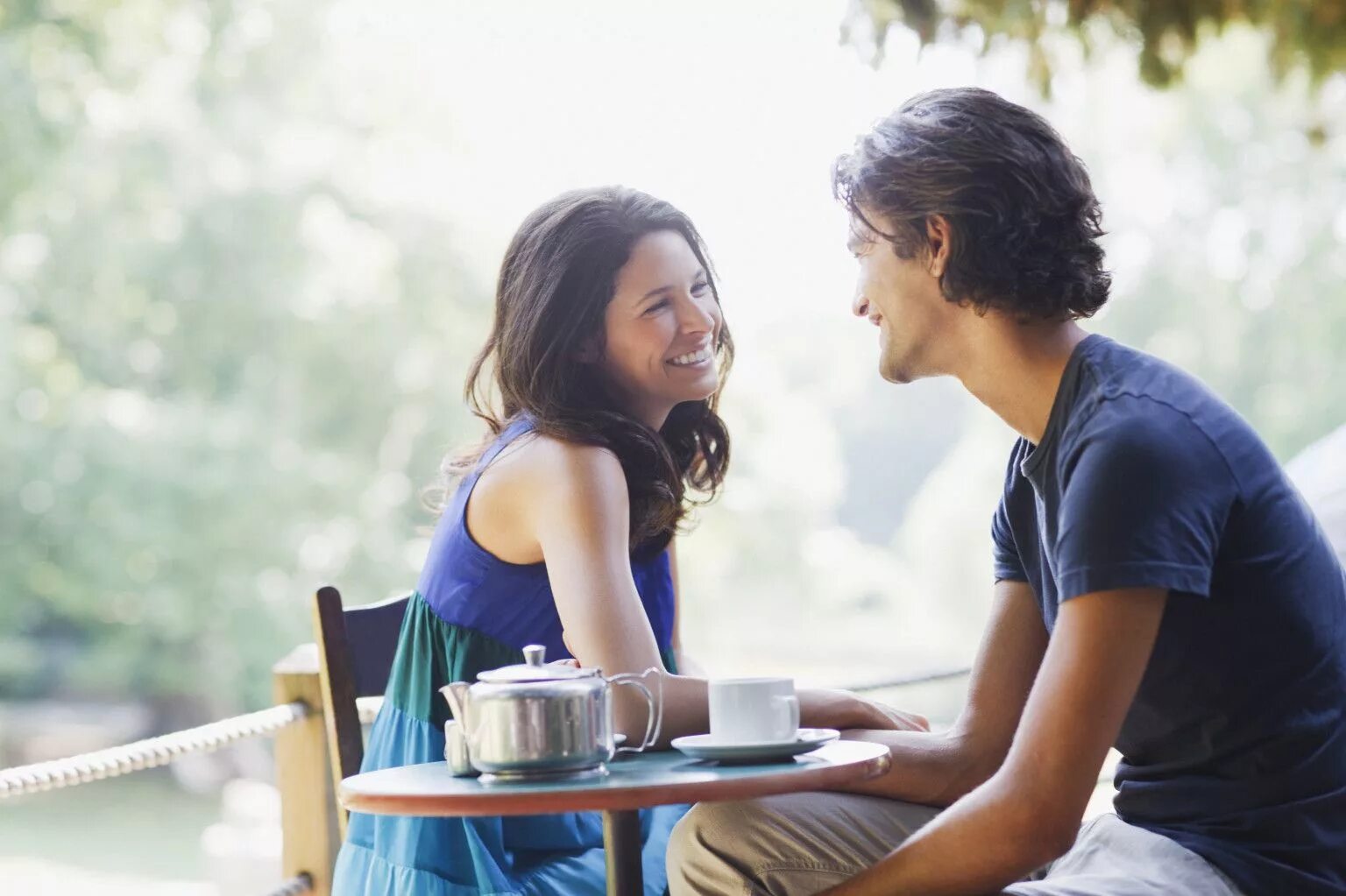 Romantic time. Общение между мужчиной и женщиной. Общение мужчины и женщины. Парень и девушка. Разговор между мужчиной и женщиной.