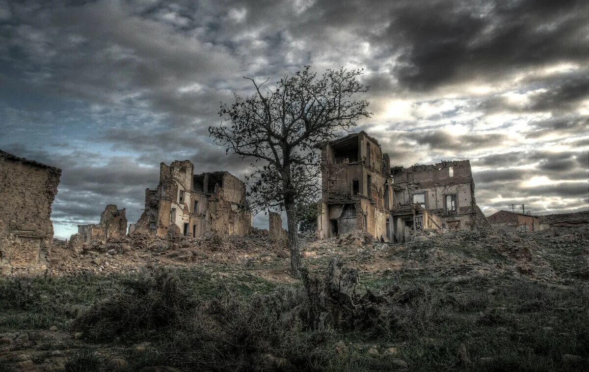 Город призраков (Ghost Town, 2008). Город призраков заброшенный город. Город призрак Испания Асередо. Город призрак Кальката. Разрушающая красота