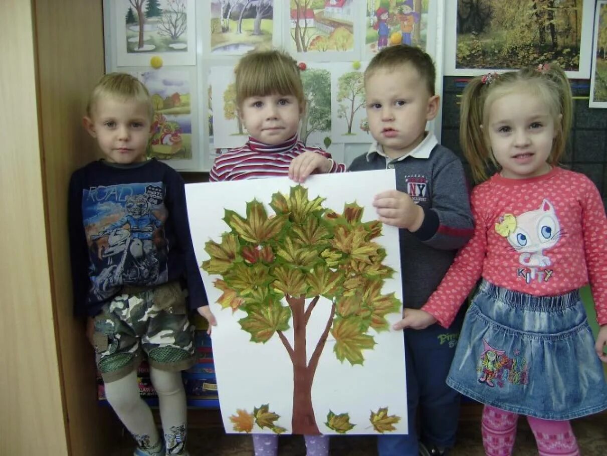 Тема деревья первая младшая группа. Осенние поделки в средней группе. Занятие в детском саду осень. Деревья младшая группа. Дерево для детского сада.